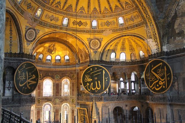 터키 이스탄불의 하기아 소피아 성당 내부. 이븐 바투타가 건물 외관만 보고 안에는 못 들어가본 곳이다. 출처 위키미디어
