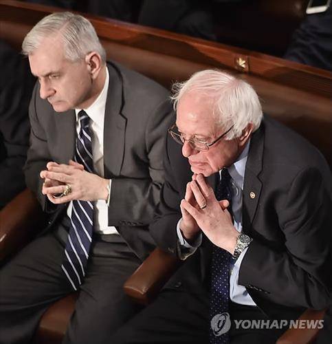 힐러리 공격 '덕' 샌더스 자금 '두둑' (워싱턴DC AFP=연합뉴스) 미국 민주당 대선 경선에서 힐러리 클린턴 전 국무장관의 맹공이 역효과를 내면서 버니 샌더스(버몬트) 상원의원의 지갑이 오히려 두둑해졌다. 샌더스 의원 대변인 마이클 브릭스는 13일(현지시간) "현재 기준으로 클린턴 진영의 '공황 발작'이 시작된 어제부터 140만 달러를 모금했다"고 밝혔다. 지난해 4분기에는 하루 평균 36만 2천637.36 달러를 모금했었다. 유세 초창기에 비해 모금액이 꾸준히 증가해 같은 기간 하루 평균 40만 6천593.41 달러를 모은 클린턴 전 장관을 거의 따라잡은 것도 큰 성과였음을 고려하면 140만 달러의 의미는 크다. 사진은 샌더스(오른쪽)가 전날 의회에서 잭 리드 상원의원(로드아일랜드) 옆에서 버락 오바마(오른쪽) 대통령의 신년 국정연설을 경청하는 모습. bulls@yna.co.kr