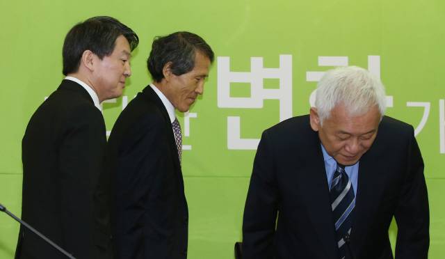 한상진 국민의당 창당준비위원장(가운데)과 안철수 의원(왼쪽)이 17일 서울 마포구 당사 대회의실에서 열린 기획조정회의에 참석하고 있다. 오른쪽은 김한길 의원. 신소영 기자 viator@hani.co.kr