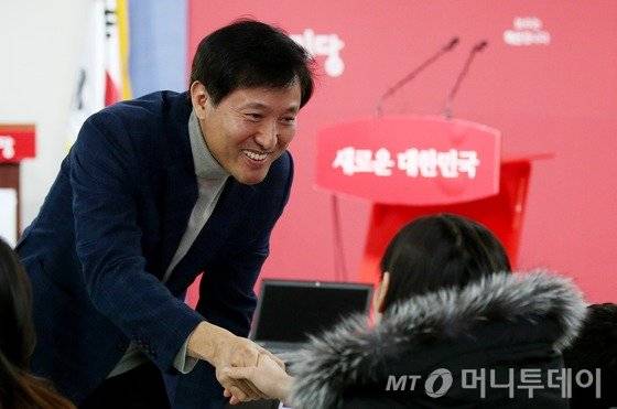 오세훈 전 서울시장이 17일 서울 여의도 새누리당사에서 기자회견을 열고 20대 총선 종로 출마선언을 마친 뒤 취재진과 인사를 나누고 있다. 오 전 시장은 이 자리에서 "수도권과, 나아가 전국 선거 판세를 견인하는 종로에서 반드시 승리해 새누리당의 20대 총선 승리를 이끌겠다"고 밝혔다. 2016.1.17/뉴스1