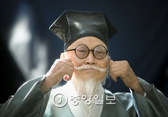 한국민족종교협의회 한양원 회장이 기체조인 영선도인법을 하고 있다. 사진 권혁재 사진전문기자