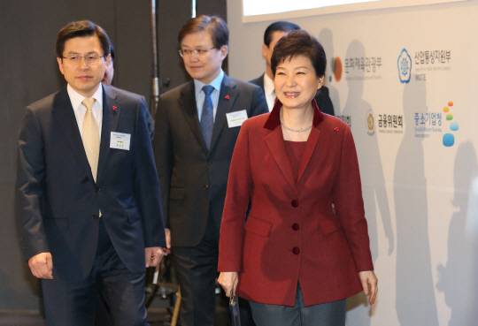 경제 점검 : 박근혜 대통령이 18일 경기 성남시 판교 차바이오컴플렉스에서 열린 정부업무 보고에 참석하기 위해 황교안(앞줄 왼쪽) 국무총리 등 참석자들과 함께 입장하고 있다. 연합뉴스