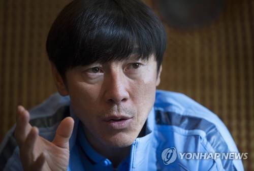 인터뷰하는 신태용 감독 (도하=연합뉴스) 윤동진 기자 = 18일 오후(현지시간) 카타르 도하 래디슨 블루 호텔에서 신태용 올림픽 축구 대표팀 감독이 취재진과 인터뷰를 하고 있다.