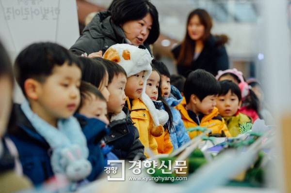 정부서울청사 한빛어린이집 원생들이 19일 어린이작품 전시회가 열리고 있는 청사 1층 로비에서 또래들이 그린 그림 등을 구경하고 있다. 이준헌 기자