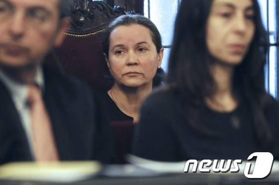 19일(현지시간) 스페인 레온에서 열린 첫 번째 재판에 참석한 피고 몬세라트 곤잘레스(가운데)와 라켈 가고 로드리게스(오른쪽). © AFP=뉴스1