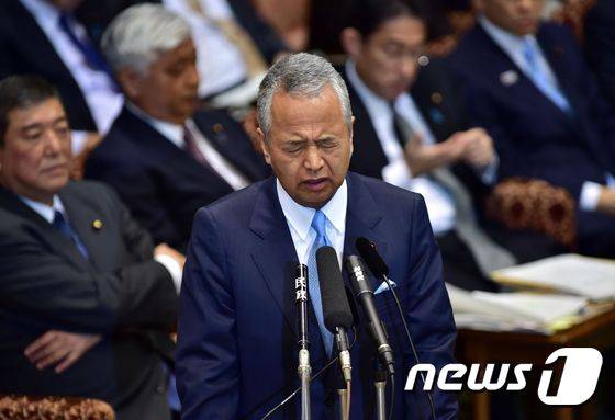 건설회사로부터의 불법 정치자금 수수 의혹이 제기된 아마리 아키라 일본 경제재생담당상이 21일 오전 참의원 결산위원회에 출석, 여야 의원들의 관련 질의에 답변하고 있다. © AFP=뉴스1
