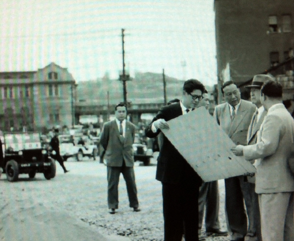 이승만 대통령(오른쪽에서 두번째)이 1958년 4월 서울 남대문로에서 후생주택을 둘러본 뒤 관계자들의 설명을 듣고 있다.  국가기록원 제공