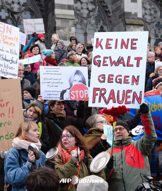지난 9일 독일 쾰른대성당 앞에 모인 시민들이 ‘여성에 대한 폭력을 반대한다’는 글귀가 적힌 피켓을 들고 쾰른 집단성폭력에 대해 항의하고 있다. ⓒ AFPBBNews=News1