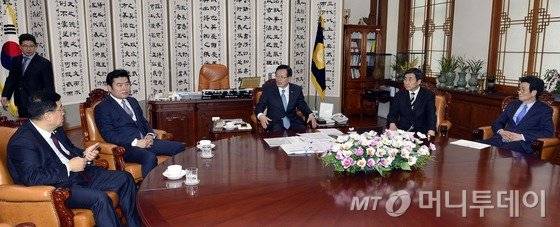 21일 오후 서울 여의도 국회의장실에서 정의화 국회의장 주재로 열린 회동에서 새누리당 원유철 원내대표와 김정훈 정책위의장, 더불어민주당 이종걸 원내대표와 이목희 정책위의장이 쟁점법안과 선거구 획정에 대한 재논의를 하고 있다.왼쪽부터 새누리당 김정훈 정책위의장, 원유철 원내대표, 정의화 국회의장, 더불어민주당 이종걸 원내대표, 이목희 정책위의장. 2016.1.21/뉴스1 <저작권자 © 뉴스1코리아, 무단전재 및 재배포 금지>