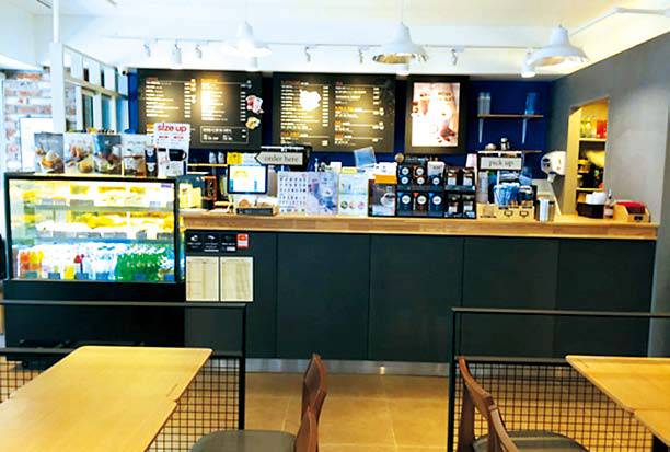 이디야커피는 오는 4월 1일 서울 학동역으로 이전할 본사 신사옥 1~2층에 총 1653㎡(500평) 규모의 복합문화공간을 만들 예정이다. 최근 문을 연 이디야커피 역삼중앙점 내부 모습