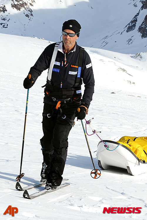 【그린란드=AP/뉴시스】세계최초로 단독 및 무지원 남극 탐험에 나섰던 영국 탐험가 헨리 워슬리가 25일(현지시간) 칠레 푼타 아레나스 병원에서 사망했다. 지난해 11월 14일 출발해 71일동안 1469km를 홀로 걸었던 그는 지난 22일 목표점을 불과 48km 남겨놓고 기상악화와 체력 고갈로 탐험을 중단하고 칠레 병원으로 후송됐었다. 사진은 지난 2008년 4월 18일 그린란드 탐험 중이던 고인의 모습.  2016.01.26