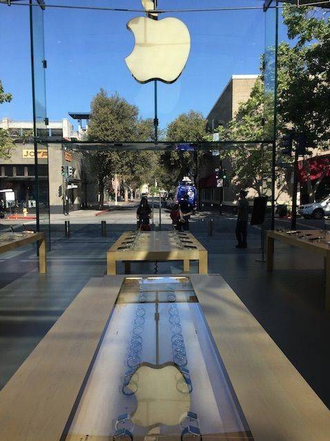 거침 없는 성장세를 구현했던 애플에 제동이 걸린 걸까? 3월 마감되는 분기 매출이 13년 만에 처음으로 감소할 것으로 전망이 나왔다. (사진=씨넷)