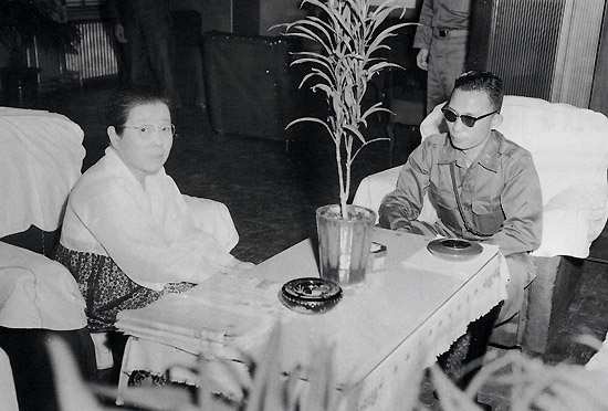 ⓒ연합뉴스 : 여러 친일 단체를 이끌었던 김활란(왼쪽)이 1961년 박정희 당시 국가재건최고회의 의장을 만났다.