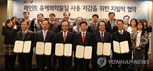 페인트 유해화학물질 사용 저감을 위한 자발적 협약식 (서울=연합뉴스) 27일 오전 서울 영등포구 켄싱턴호텔에서 열린 페인트 유해화학물질 사용 저감을 위한 자발적 협약식에서 정연만 환경부 차관(앞줄 왼쪽 세번째) 등 참석자들이 협약 체결 후 기념촬영을 하고 있다. << 환경부 제공 >>