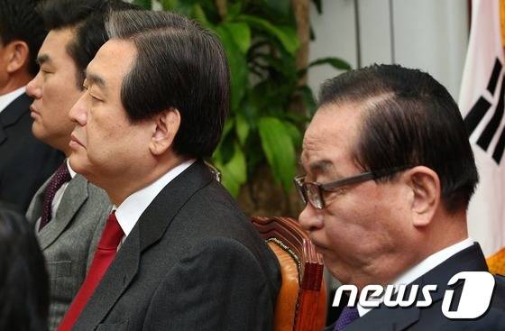새누리당 김무성 대표와 서청원 최고위원을 비롯한 당 지도부가 28일 서울 여의도 국회에서 열린 최고위원회의에서 굳은 얼굴로 생각에 잠겨 있다. 서 최고위원은 이 자리에서 "야당이 분열되는 상황에서 우리당은 겸손하게 가자고 하는데 최근 김 대표가 권력자 발언을 해서 분란을 일으켰다"며 "다시는 권력자라는 말로 당에 분란을 일으키지 않길 간곡히 부탁한다"고 김 대표를 정면 비판했다. 2016.1.28/뉴스1 © News1 오대일 기자