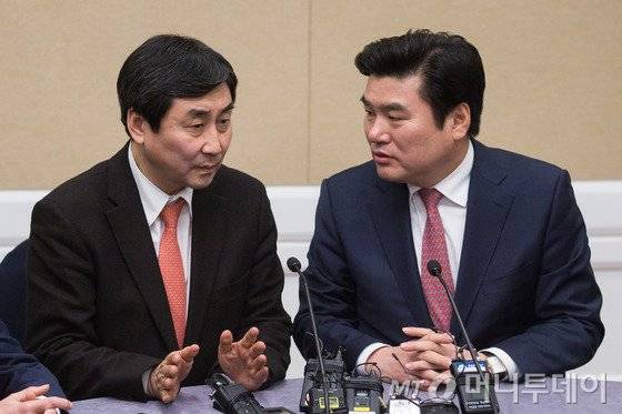 새누리당 원유철, 더불어민주당 이종걸 원내대표가 지난 24일 서울 여의도 국회 귀빈식당에서 열린 쟁점법안과 선거구 획정 협상을 위한 여야 원내지도부 회동에서 대화하고 있다. 2016.1.24/사진=뉴스1