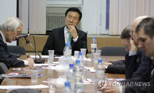 러시아 한반도전문가 견해듣는 손학규 (모스크바=연합뉴스) 유철종 특파원 = 러시아를 방문한 더불어민주당 손학규 전 상임고문이 27일(현지시간) 모스크바 극동연구소에서 현지 한반도 전문가와 외교관 등을 상대로 '한반도 통일과 러시아의 역할'을 주제로 강연한 뒤 참석자들의 견해를 듣고 있다.