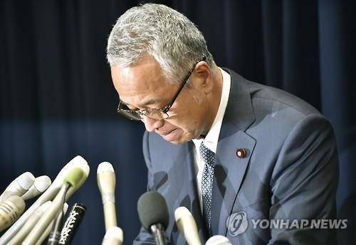 28일 사임표명 회견하는 아마리(교도.연합뉴스)
