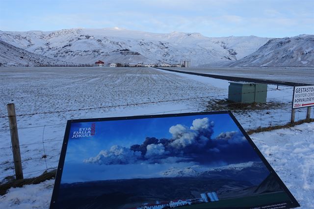 2010년 분화한 화산 에이야퍄들라이외퀴들과 분화 당시 모습을 사진으로 남겨둔 표지판.