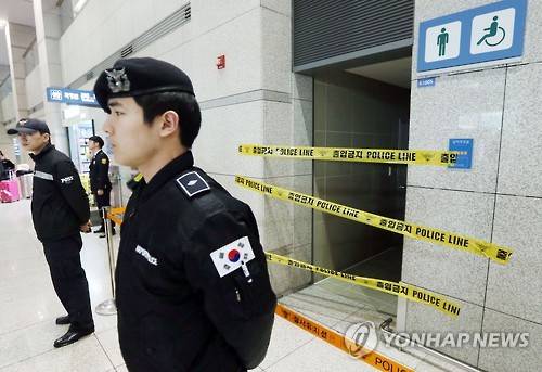 폭발물 의심물체 발견된 인천공항 화장실 (영종도=연합뉴스) 윤태현 기자 = 인천국제공항에서 폭발물 의심물체가 발견돼 용의자 추적에 나선 30일 오전 인천시 중구 인천국제공항에서 경찰들이 폭발물 의심물체가 발견된 화장실을 경계하고 있다.