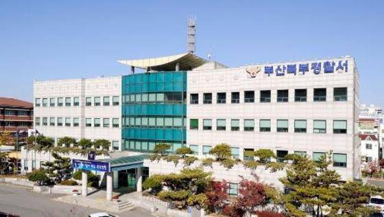 (부산·경남=뉴스1) 조탁만 기자 = 인적이 드문 심야시간대 영세한 식당 등을 돌며 금품을 훔쳐 온 20대 일당이 경찰에 붙잡혔다. (부산 북부경찰서 제공)© News1
