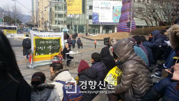 지난 30일 ‘거리 역사강좌’ 마지막 강의 참석자들이 열심히 설명을 듣고 있다.