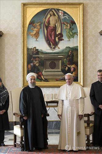(바티칸 AP=연합뉴스) 프란치스코 교황(오른쪽)과 하산 로하니 이란 대통령이 26일(현지시각) 바티칸 교황청에서 사진을 찍고 있다. ciy@yna.co.kr