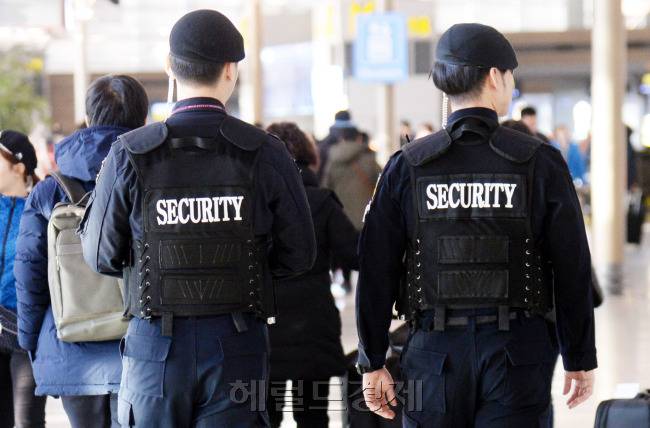 용역회사에 소속된 보안요원이 인천공항 출국장을 순찰하고 있다. 폭발물 의심 물체 발견 및 외국인 밀입국 등 각종 보안의 허술함이 발견됐지만 인천공항은 공항 내 일상적 보안 업무를 용역회사에 소속된 보안요원에 맡긴 채 이들을 지휘할 평상시 지휘체계도 구성하지 않은 채 손을 놓고 있었던 것으로 확인됐다. 박현구기자@heraldcorp.com