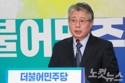 청와대 내부 문건 유출 파문의 조응천 전 청와대 공직기강비서관이 2일 국회에서 더불어민주당에서 입당 기자회견을 하고 있다. (사진= 윤창원 기자)