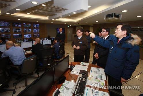 (영종도=연합뉴스) 하사헌 기자 = 정일영 인천국제공항공사 신임 사장(오른쪽)이 2일 오전 취임식을 겸한 비상경영선포식을 마친 뒤 인천공항 수하물운영센터를 방문해 수하물처리시스템 운영 현황을 살펴보고 있다. 2016.2.2 << 인천국제공항공사 제공 >> toadboy@yna.co.kr (끝)