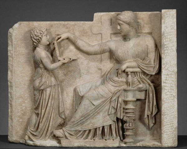 폴게티박물관에 전시돼 있는 고대그리스(BC100년경)의 조각품에는 현대인이 사용하는 노트북같은 기기가 등장한다.