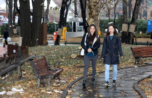 ‘경찰 물대포 피해자’ 백남기씨에게는 두 딸이 있다. 민중을 뜻하는 이름을 가진 백도라지(오른쪽)씨와 민주주의를 염원하는 이름의 백민주화(왼쪽)씨다. 딸들은 매일 아버지가 입원해 있는 서울대병원 중환자실을 찾아 아버지를 살펴보았다. 백민주화씨는 지난해 12월21일 네덜란드로 돌아갔다. 사진은 백남기씨의 두 딸이 서울 연건동 서울대병원 근처를 산책하고 있는 모습. 민주화씨가 네덜란드로 떠나는 날 아침에 촬영했다. 강재훈 선임기자 khan@hani.co.kr