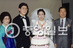 1990년 9월 24일 서교동성당에서 김대중 당시 평민당 총재와 이희호 여사의 축복을 받으며 결혼한 3남 홍걸씨와 부인 임미경씨. [중앙포토]