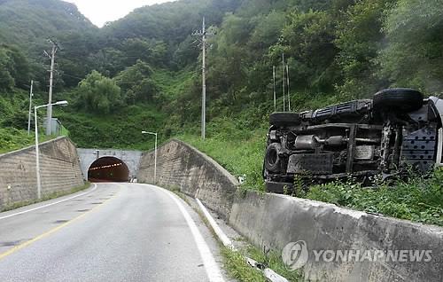 졸음운전으로 사고난 차량<자료사진>