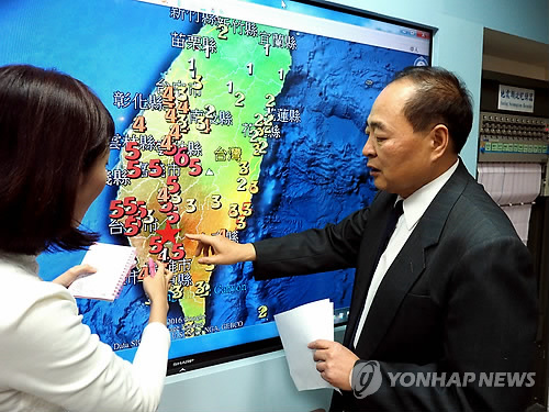 臺, 가오슝·타이난서 연쇄 지진       (타이베이 EPA=연합뉴스) 6일 대만 타이베이의 지진관측센터에서 책임자가 지도를 가리키며 지진 발생 상황을 설명하고 있다.     이날 오전 3시57분께 가오슝(高雄)시 메이눙(美濃)구의 지하 17㎞에서 리히터 규모 6.4의 강진이 발생한 후 인근 타이난(台南)시에서도 진도 4.3~4.5의 여진이 두차례 이어졌다.