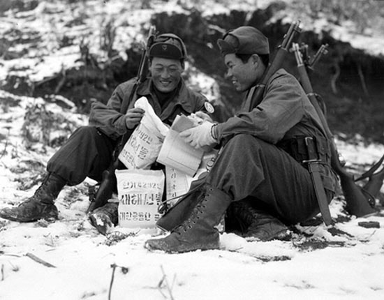 새해 선물을 받고 즐거워하는 국군 장병들(1958년)  | 국가기록원 제공