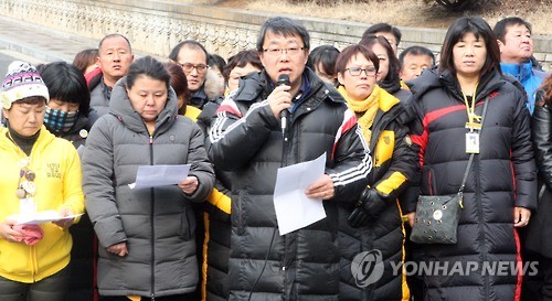 지난 8일 단원고 앞에서 '416교실' 보존 요구하는 유가족들(연합뉴스 자료사진)