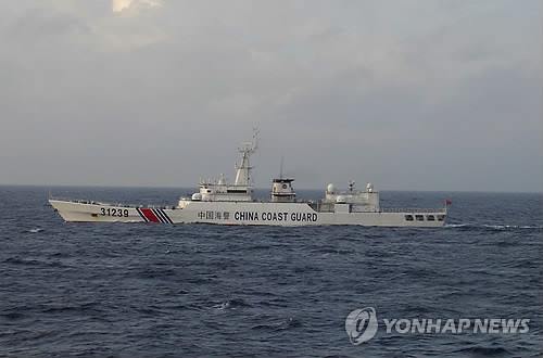 기관포로 보이는 무기를 탑재한 중국 해경국 소속 선박(도쿄 AP=연합뉴스 자료사진)