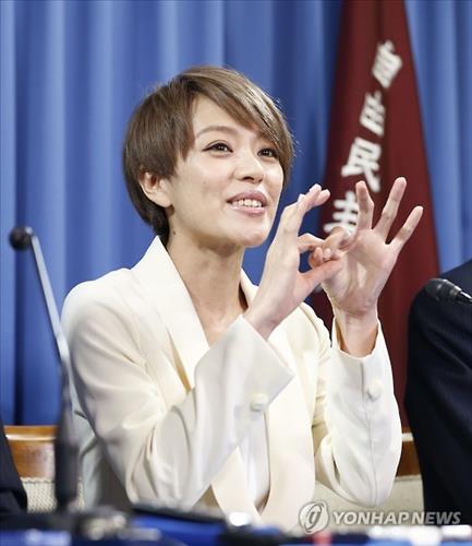 (도쿄 교도=연합뉴스) 일본의 여성 4인조 보컬·댄스 그룹 '스피드'(SPEED)의 구성원인 이마이 에리코(今井繪理子·33)가 9일 일본 도쿄에서 기자회견을 하고 있다.