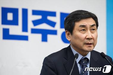 이종걸 더불어민주당 원내대표가 10일 서울 여의도 국회에서 열린 의원총회에서 모두발언을 하고 있다. 2016.2.10/뉴스1 © News1 유승관 기자