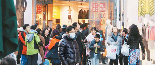 지난 9일 낮 일본 도쿄 긴자에 위치한 유니클로 매장에서 많은 중국인 관광객이 쇼핑을 마치고 나오고 있다. [도쿄 = 황형규 특파원]