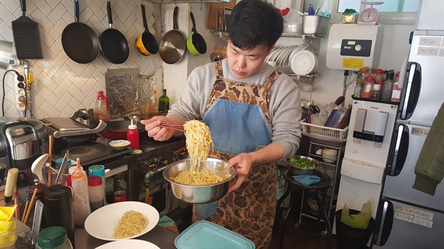9일 낮 서울 합정동에서 ‘실험키친’을 운영하는 서진우씨가 소셜다이닝 참가자들을 위해 음식을 준비하고 있다.