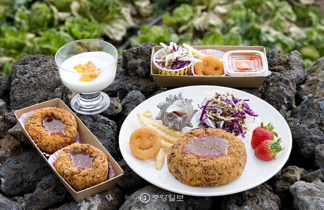 지오푸드 식당 `지오아라`의 누룩빌레 주먹밥과 우쿨러스 요거트.