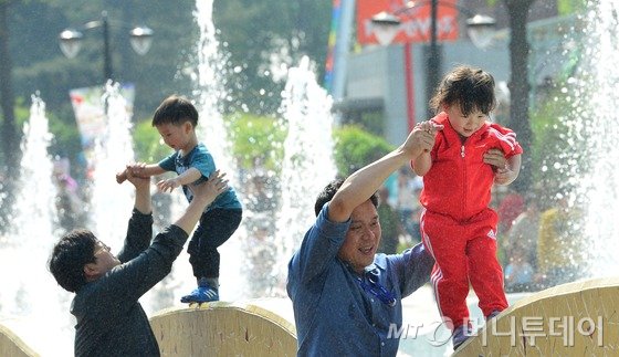 근로자의 날인 지난해 5월1일 오후 서울 광진구 능동 어린이대공원을 찾은 아빠들이 아이와 함께 즐거운 시간을 보내고 있다. 사진=뉴스1.
