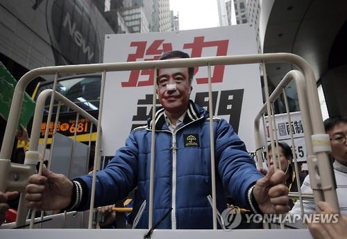 (홍콩 AP=연합뉴스) 홍콩 경찰은 18일(현지시각) 밤 중국 광둥성 공안청으로부터 실종된 코즈웨이베이 서점 주요 주주 리보(李波·65)가 중국에 있다는 사실을 확인하는 서면 답변을 받았다고 밝혔다. 중국 관리들은 홍콩 당국에 3주 전 리보가 사라진 이후 중국 본토에 체류해 왔다고 말했다. 사진은 지난 10일 홍콩에서 리보 가면을 쓴 한 주민이 그의 실종에 항의해 시위를 벌이는 모습. ciy@yna.co.kr (끝)