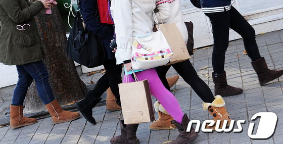 추운 날씨에 부츠를 신고 거리를 다니는 젊은 여성들./© News1