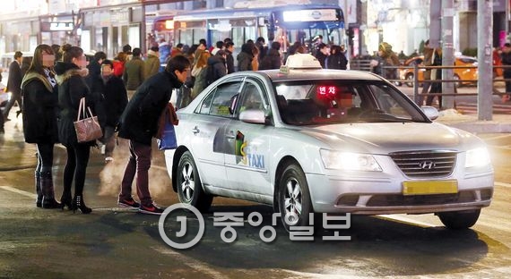 서울 강남역 인근 도로에서 승객의 행선지를 듣고 택시가 그냥 지나가고 있다. 사진 김성룡 기자.