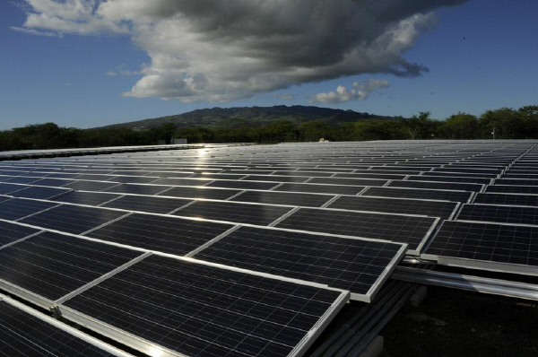 한화큐셀이 2013년 건설한 하와이 오아후섬 최대 태양광발전소 칼렐루아 재생에너지 파크(KREP).  한화그룹 제공
