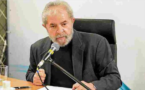 룰라 전 대통령은 지난 12일(현지시간) 지우마 호세프 대통령을 만나 정치적 위기에 대한 대응책을 협의했다.(출처:브라질 일간지 에스타두 지 상파울루)