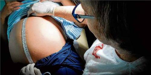 상파울루 주 피라시카바 시내 보건소에서 한 임신부가 지카 바이러스 검사를 받고 있다.(출처:브라질 일간지 에스타두 지 상파울루)